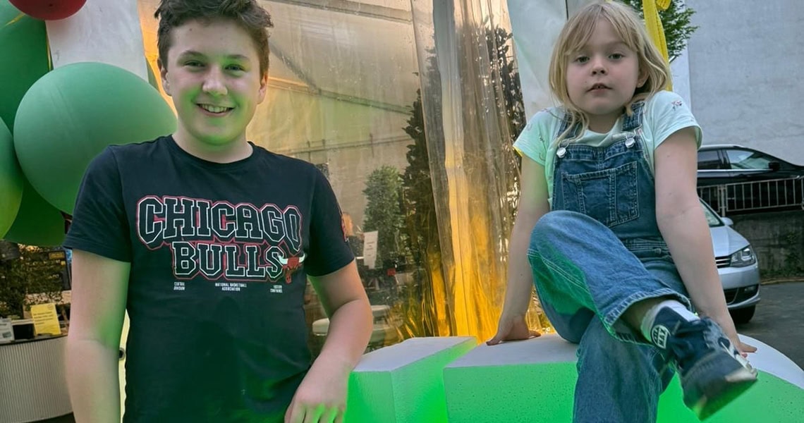 2 Kinder vor einem Zelt