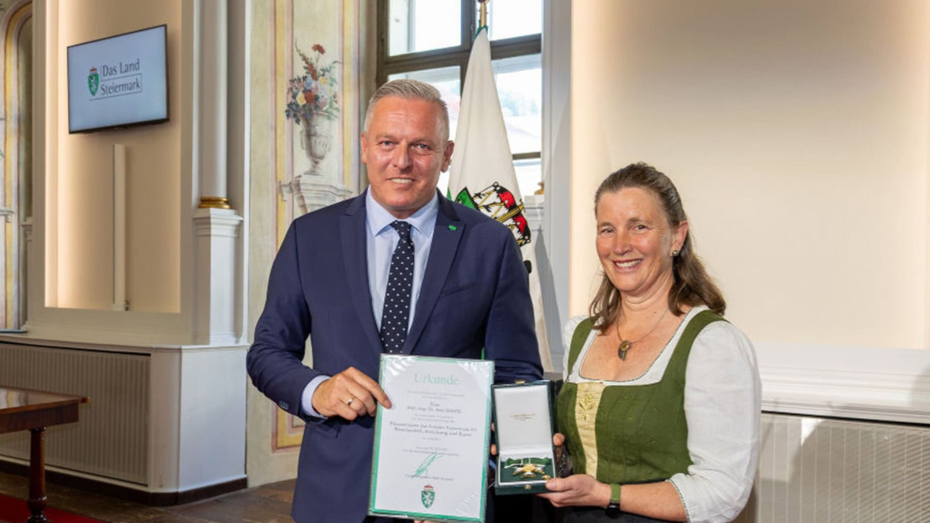 Unsere Kollegin Anja Haase wird im Rahmen eines Festaktes in der Aula der Alten Universität Graz von Landeshauptmann Mario Kunasek das Ehrenzeichen des Landes Steiermark für Wissenschaft, Forschung und Kunst verliehen.
