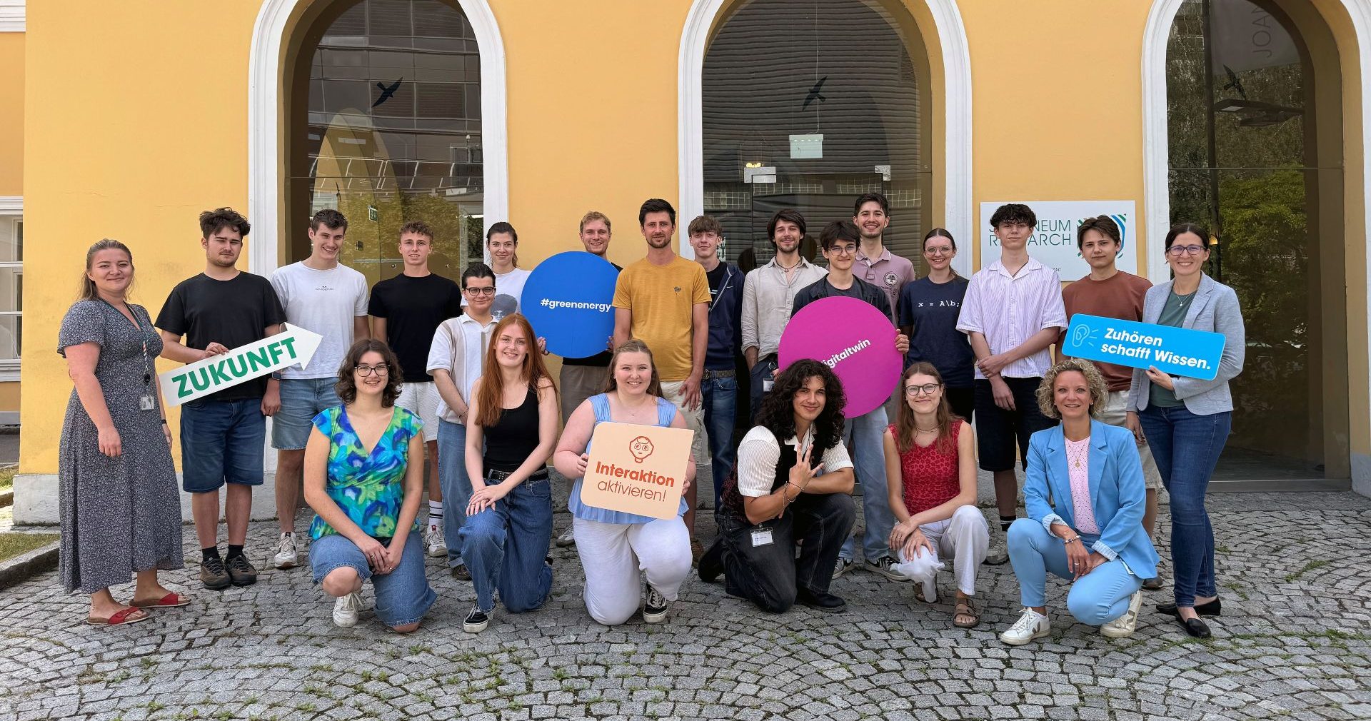 Ferialpraktikantinnen und Ferialpraktikanten, vor dem Eingang der JOANNEUM RESEARCH in Graz