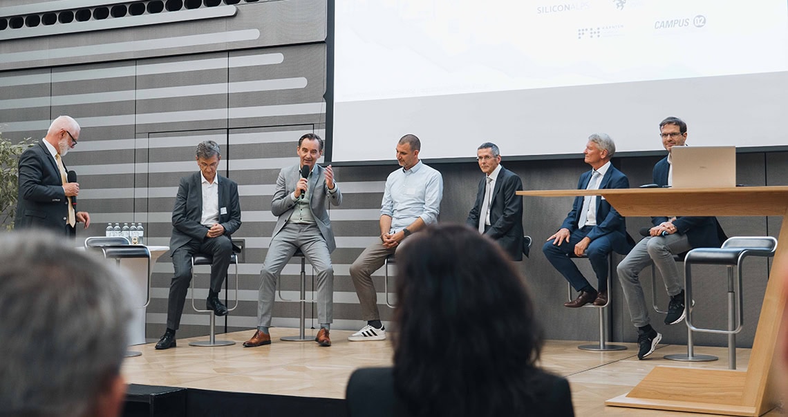 Diskussionsrunde auf der Bühne