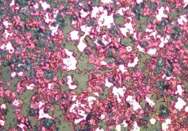 Mit erklärbarer AI ausgewertete Bilddaten einer metallisierten Probe als Basis für die Quantifizierung von Leitfähigkeits-bestimmenden Mikrostruktur-Eigenschaften in der bildbasierten Qualitätskontrolle.